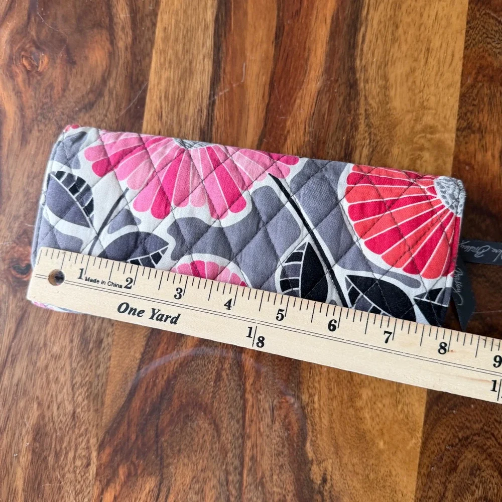 Vera Bradley Quilted Floral Wallet Clutch Gray Pink Red Zip Pocket Organizer - Picture 7 of 8